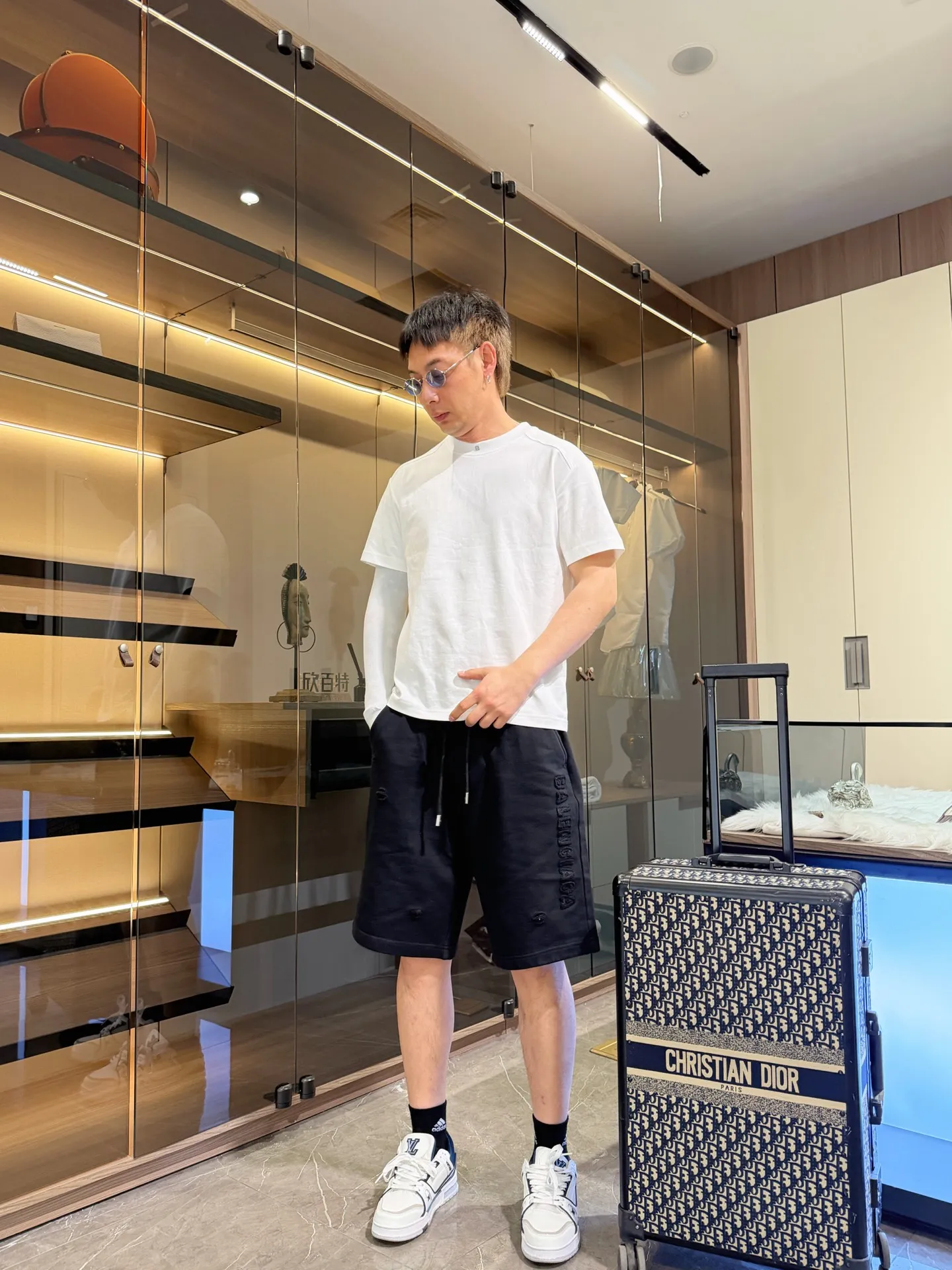Balenciaga's three-standard complete 2026 summer New Arrival men's casual shorts, advanced custom-made Breathable fabric, Breathable fabric, extremely stretchy and comfortable, impeccable details, top-grade accessories, original logo design concept, delicate and soft feel! The upper body fit is awesome! Size: M-XXXL Please state your height and weight when ordering
